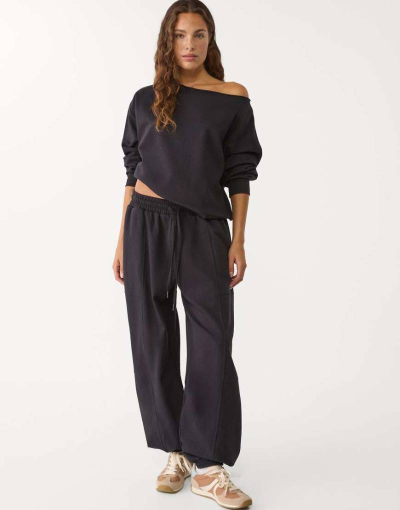 Stradivarius - Sweatshirt in Schwarz mit Rundhalsausschnitt von Stradivarius