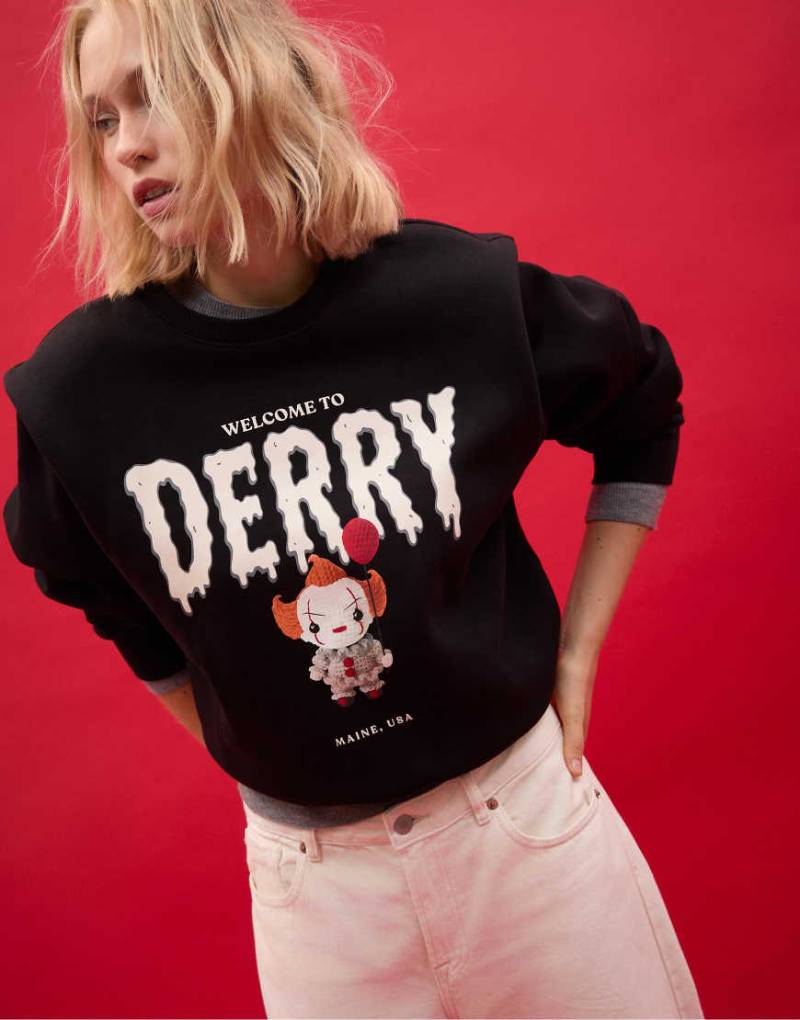 Stradivarius - Sweatshirt in Schwarz mit Schulterpolstern und „ES"-Grafik von Stradivarius