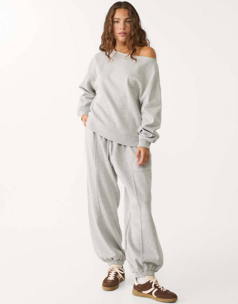 Stradivarius - Sweatshirt in grau meliert mit Rundhalsausschnitt von Stradivarius