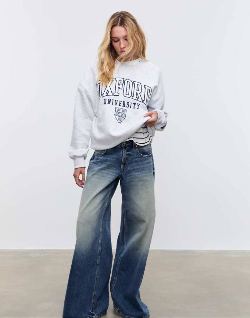 Stradivarius - Sweatshirt in grau meliert mit Stickerei von Stradivarius