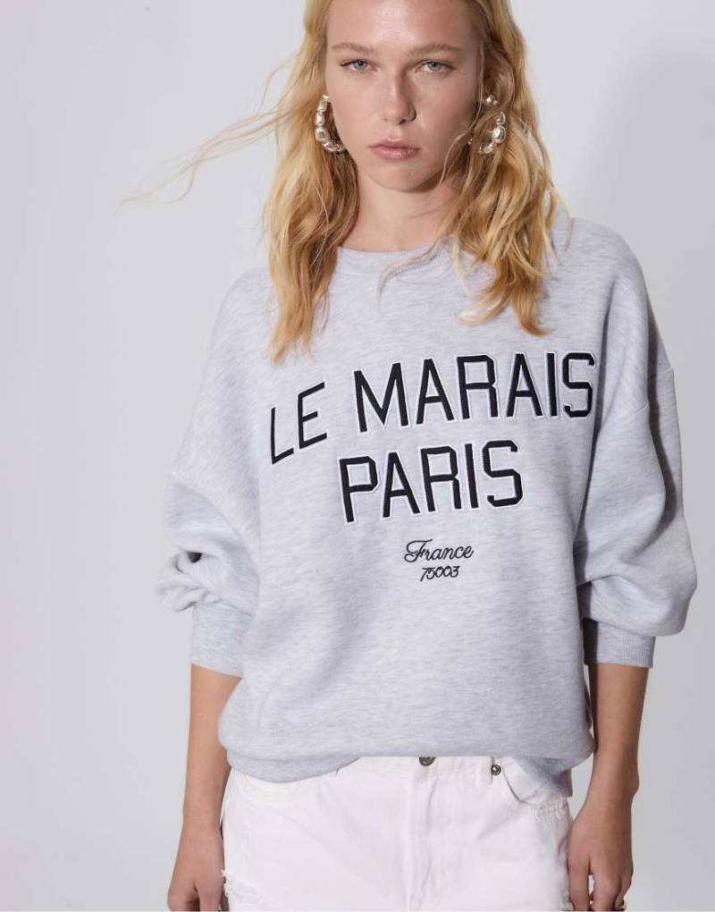 Stradivarius - Sweatshirt in grau meliert mit Stickerei von Stradivarius