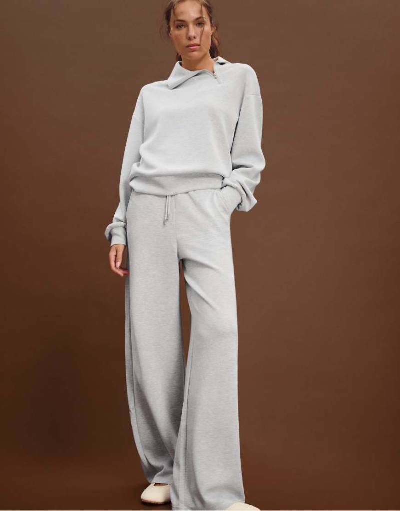 Stradivarius - Sweatshirt in grau meliert mit weicher Haptik und seitlichem Reißverschluss von Stradivarius