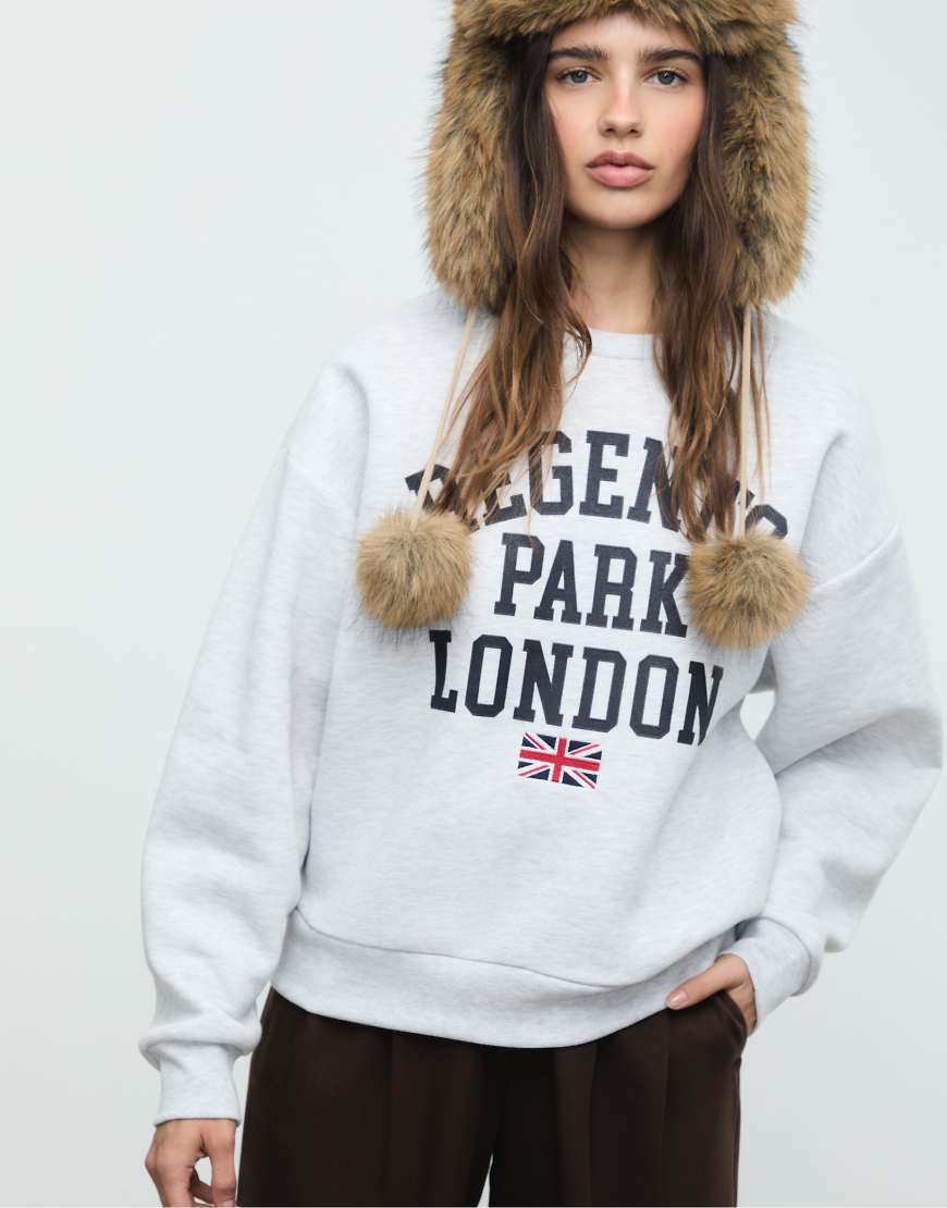 Stradivarius - Sweatshirt in meliertem Grau mit Flaggen-Stickerei von Stradivarius