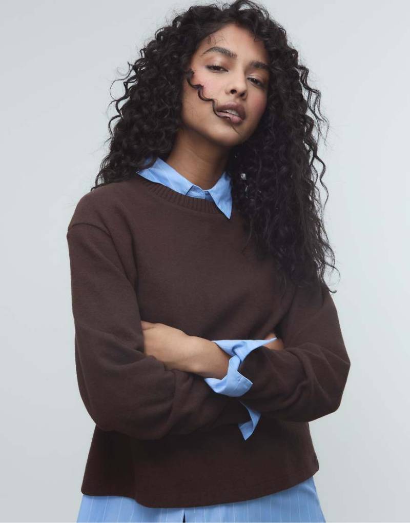 Stradivarius - T-Shirt aus Strickstoff in Braun mit Rundhalsausschnitt-Brown von Stradivarius