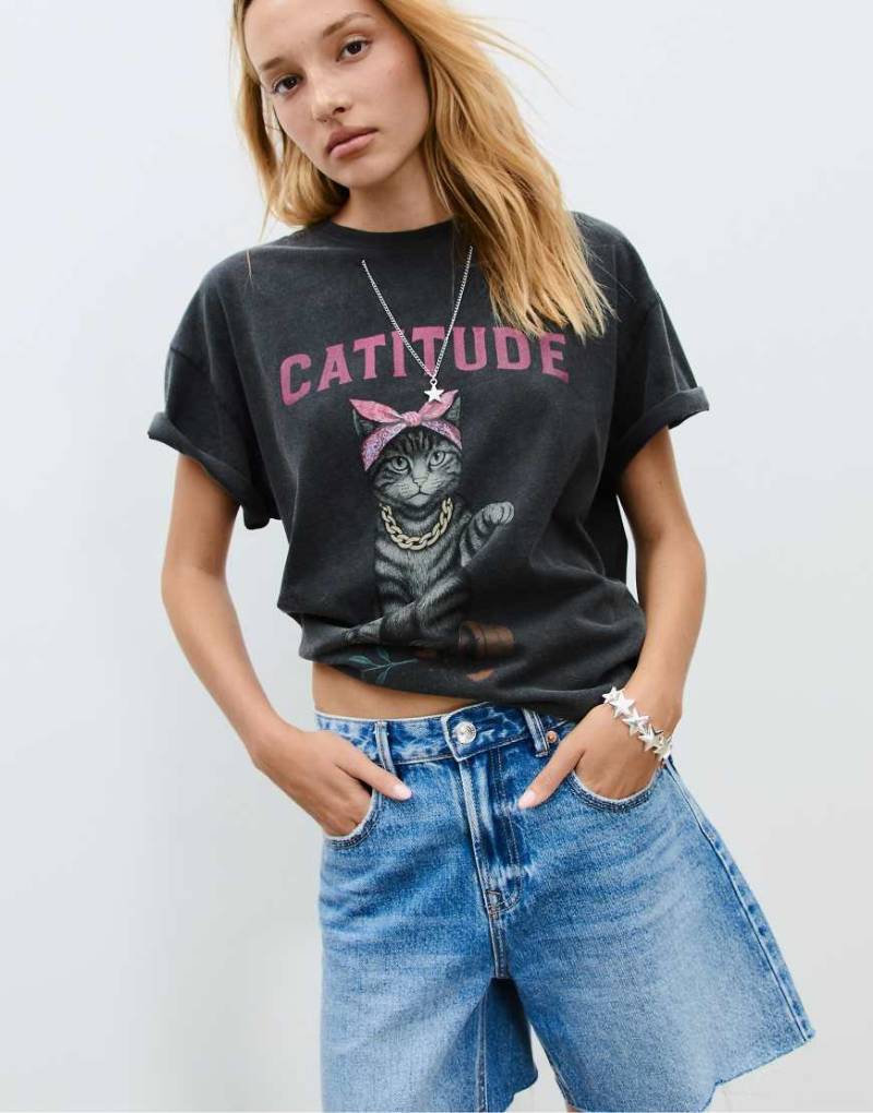 Stradivarius - T-Shirt in Dunkelgrau mit „Catitude Appliqué"-Print von Stradivarius