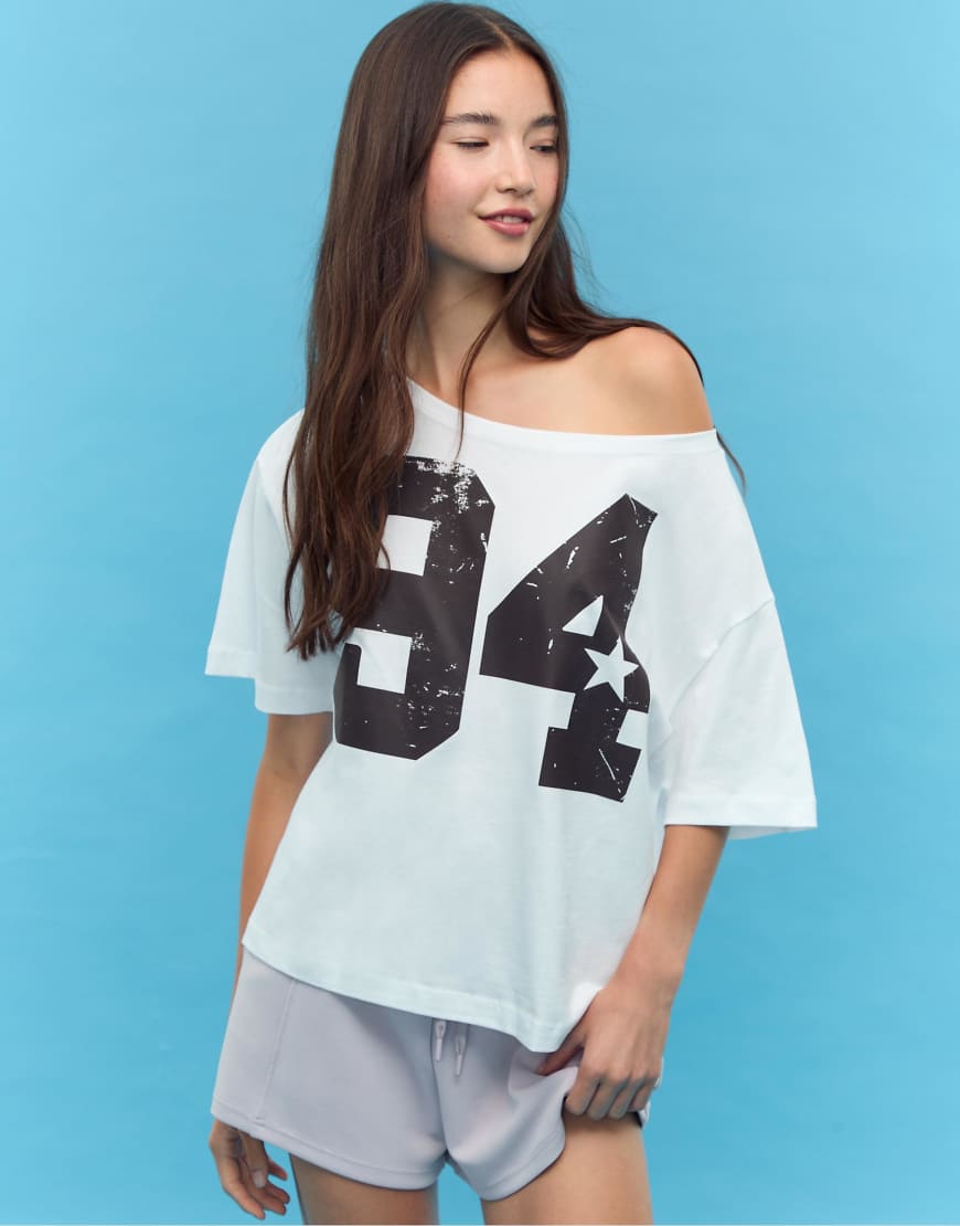 Stradivarius - T-Shirt in Ecru mit Muster und U-Boot-Ausschnitt-Weiß Stradivarius - T-Shirt in Ecru mit Muster und U-Boot-Ausschnitt-Weiß von Stradivarius