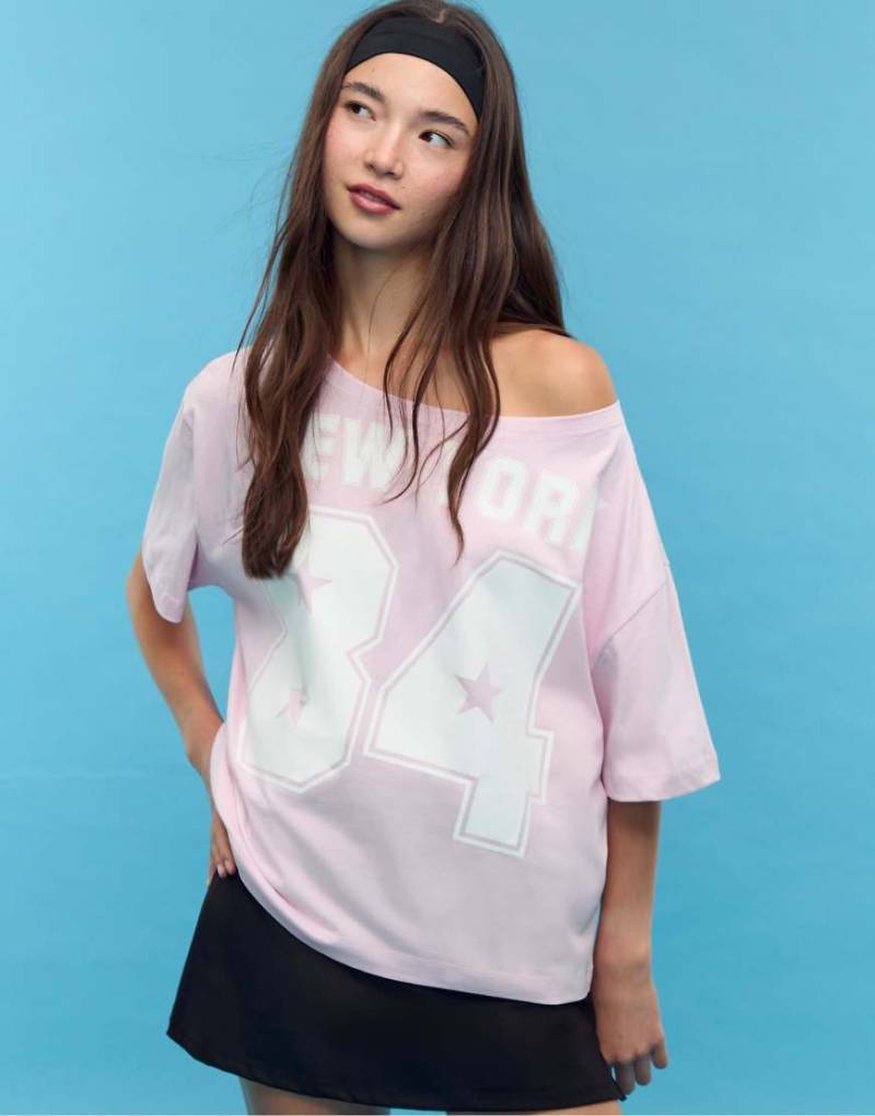 Stradivarius - T-Shirt in Pastellrosa mit U-Boot-Ausschnitt und Print von Stradivarius