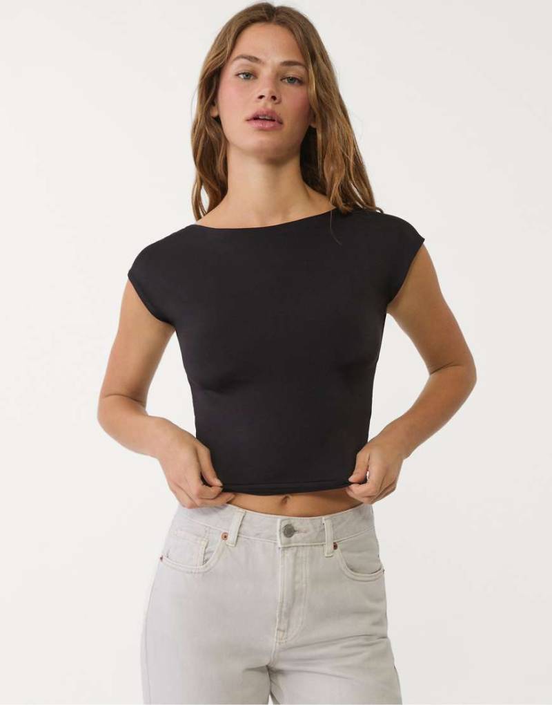 Stradivarius - T-Shirt in Schwarz mit Rückenausschnitt von Stradivarius