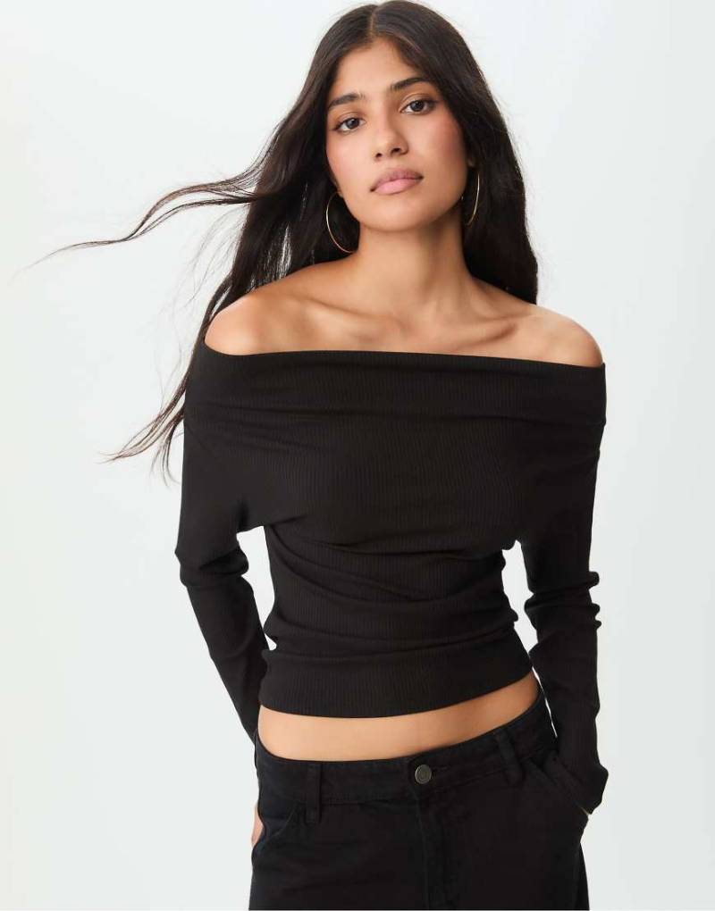 Stradivarius - T-Shirt in Schwarz mit U-Boot-Ausschnitt von Stradivarius