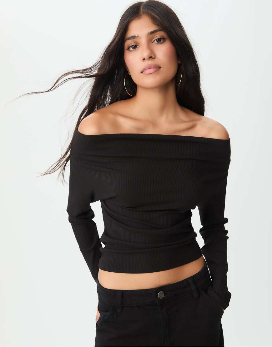 Stradivarius - T-Shirt in Schwarz mit U-Boot-Ausschnitt von Stradivarius