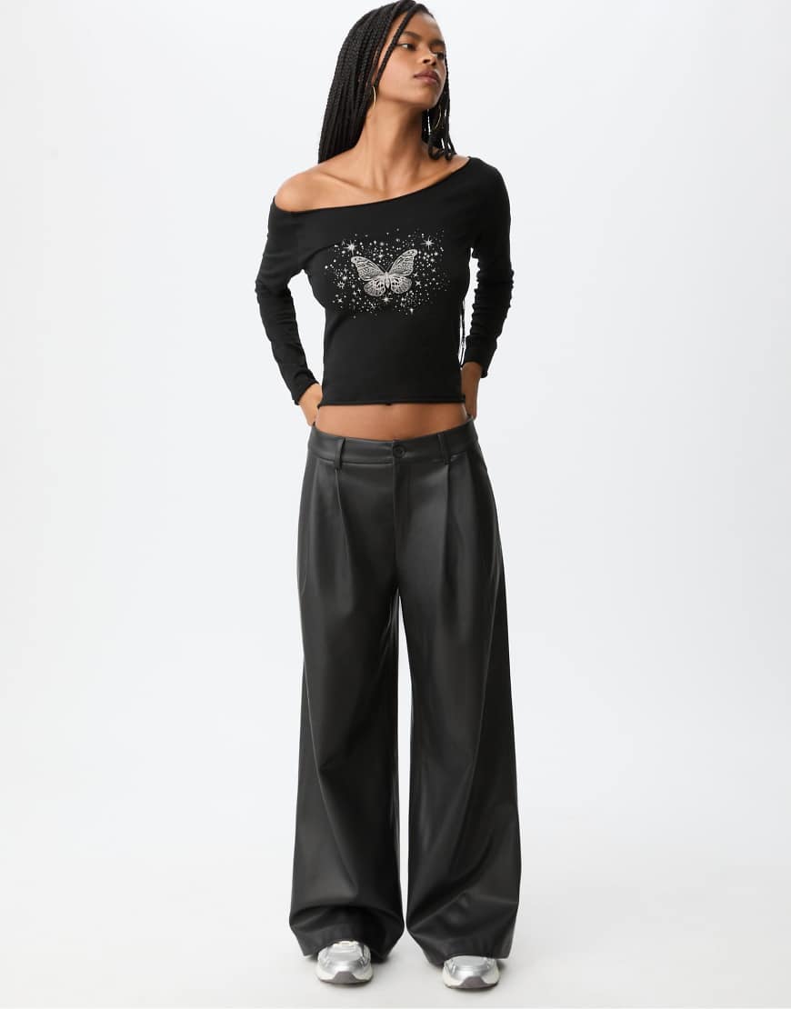 Stradivarius - T-Shirt in Schwarz mit U-Boot-Ausschnitt von Stradivarius