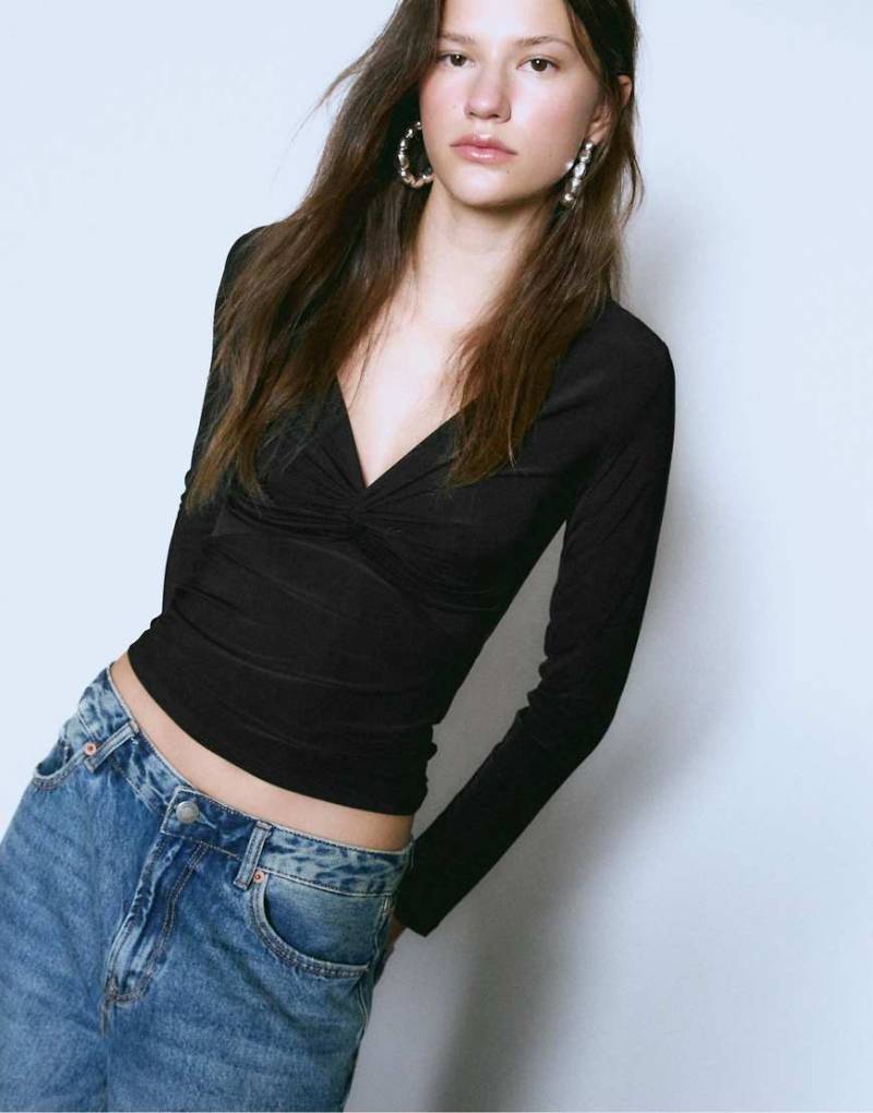 Stradivarius - T-Shirt in Schwarz mit Zierknoten am Ausschnitt von Stradivarius