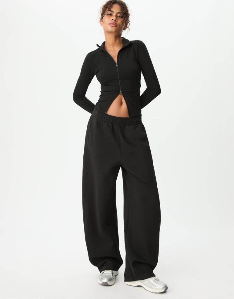 Stradivarius - T-Shirt in Schwarz mit Zwei-Wege-Reißverschluss von Stradivarius