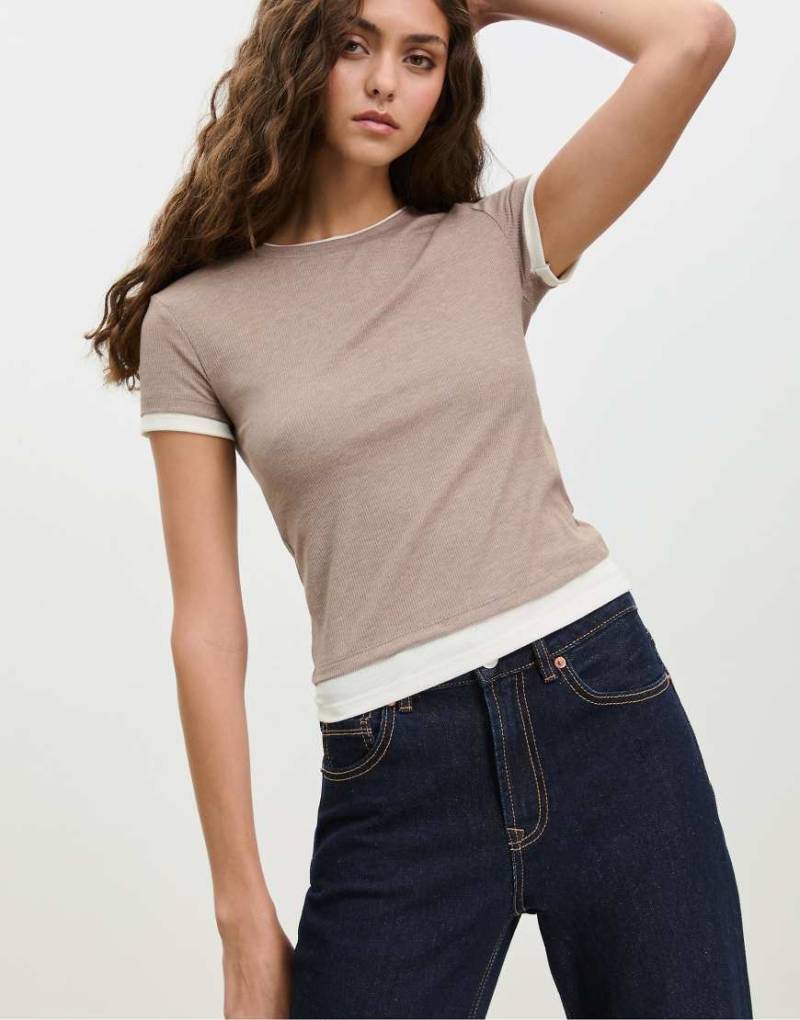 Stradivarius - T-Shirt in Steinbeige mit Lagen-Optik in Kontrastfarbe-Weiß von Stradivarius