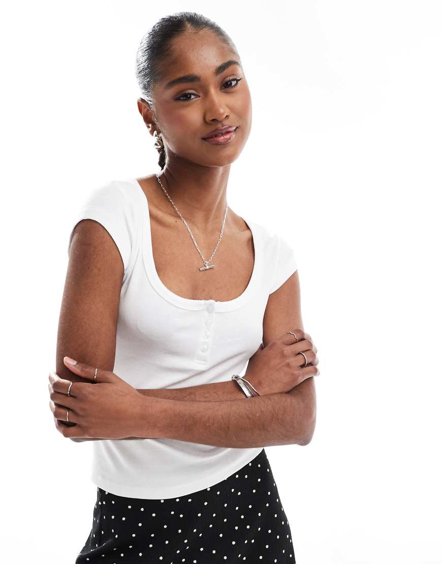 Stradivarius - T-Shirt in Weiß mit Herzausschnitt und Druckknopf-Design von Stradivarius