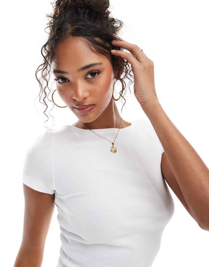 Stradivarius - T-Shirt in Weiß mit U-Boot-Ausschnitt von Stradivarius