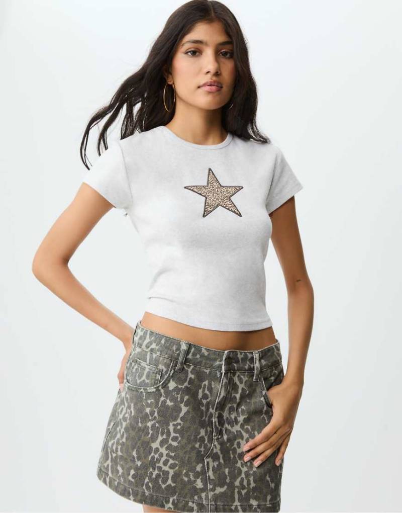 Stradivarius - T-Shirt in meliertem Grau mit Sternprint mit Leopardenmuster von Stradivarius