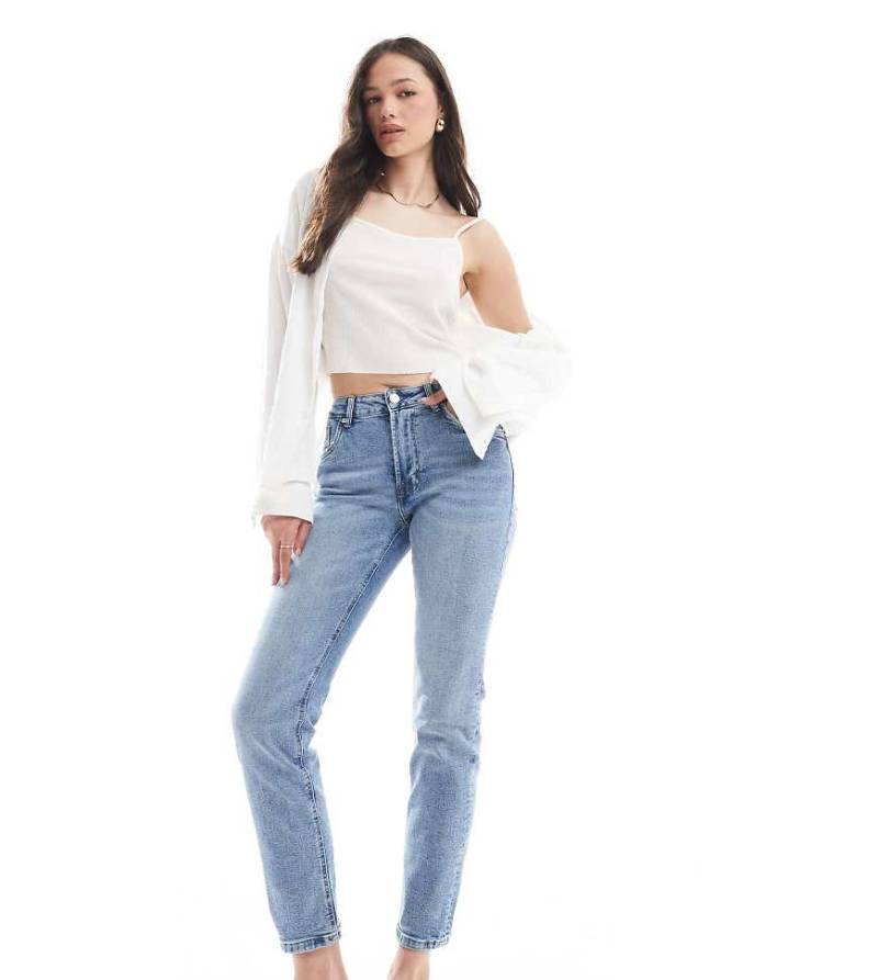 Stradivarius Tall - D10 - Slim-Fit-Mom-Jeans in mittlerer Waschung-Blau von Stradivarius