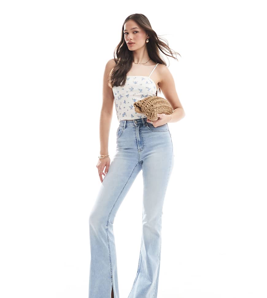 Stradivarius Tall - D74 - Schlagjeans in heller Waschung mit Saumschlitz-Blau Stradivarius Tall - D74 - Schlagjeans in heller Waschung mit Saumschlitz-Blau von Stradivarius