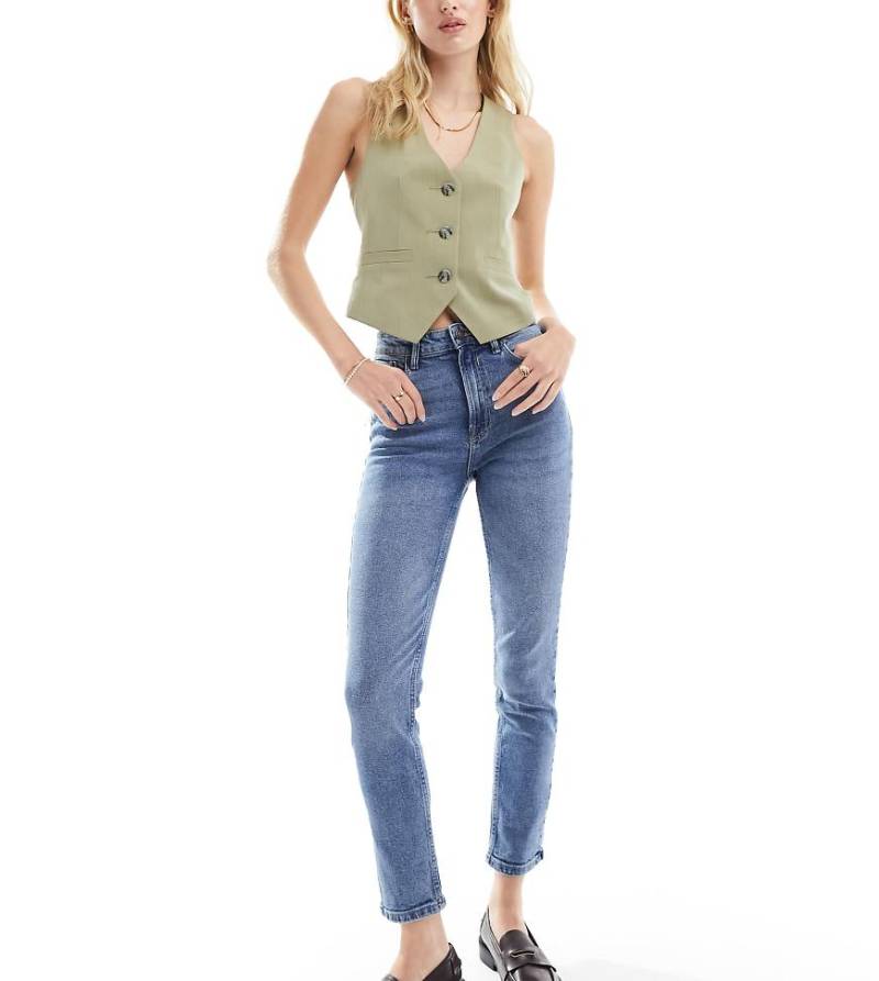Stradivarius Tall - Schmal geschnittene Mom-Jeans in mittlerer Waschung mit Stretch-Blau von Stradivarius