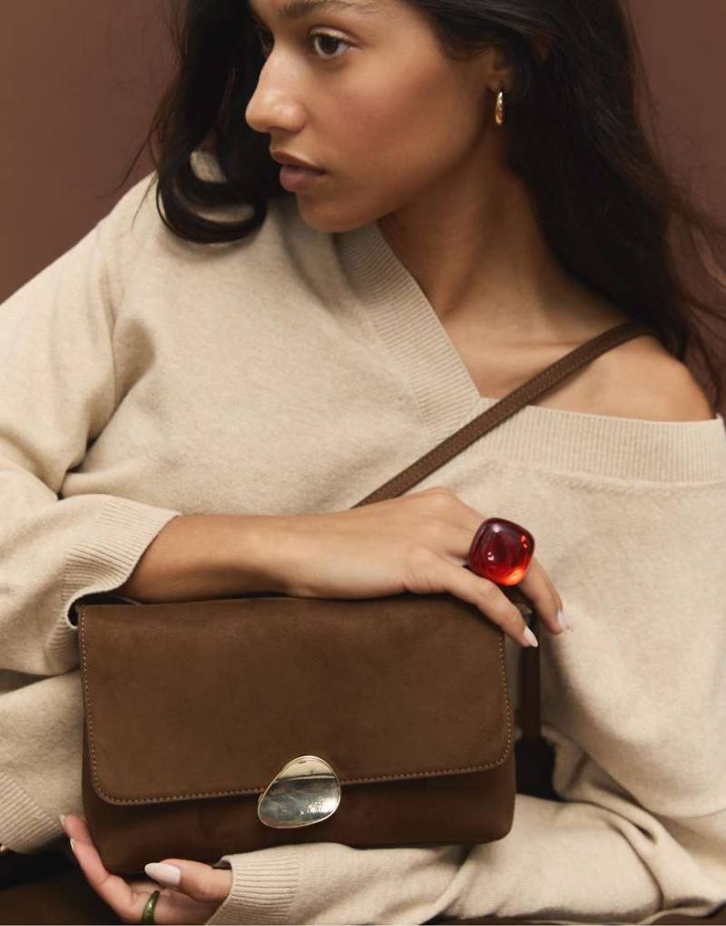 Stradivarius - Tasche aus Wildlederimitat in Braun mit asymmetrischem Metallverschluss-Brown von Stradivarius