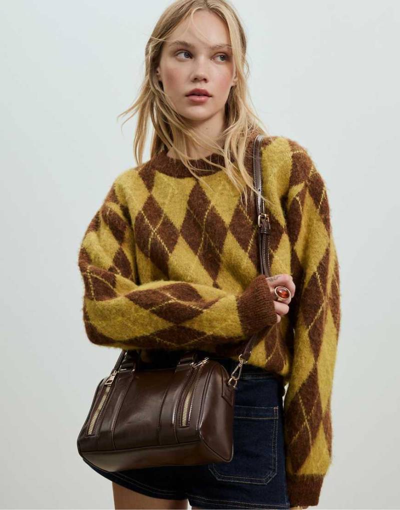 Stradivarius - Tasche in brauner Lederoptik mit Reißverschlüssen-Brown von Stradivarius