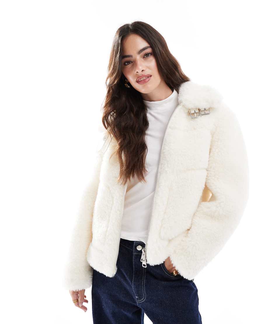 Stradivarius -Teddyfell-Bikerjacke in Ecru-Neutral von Stradivarius