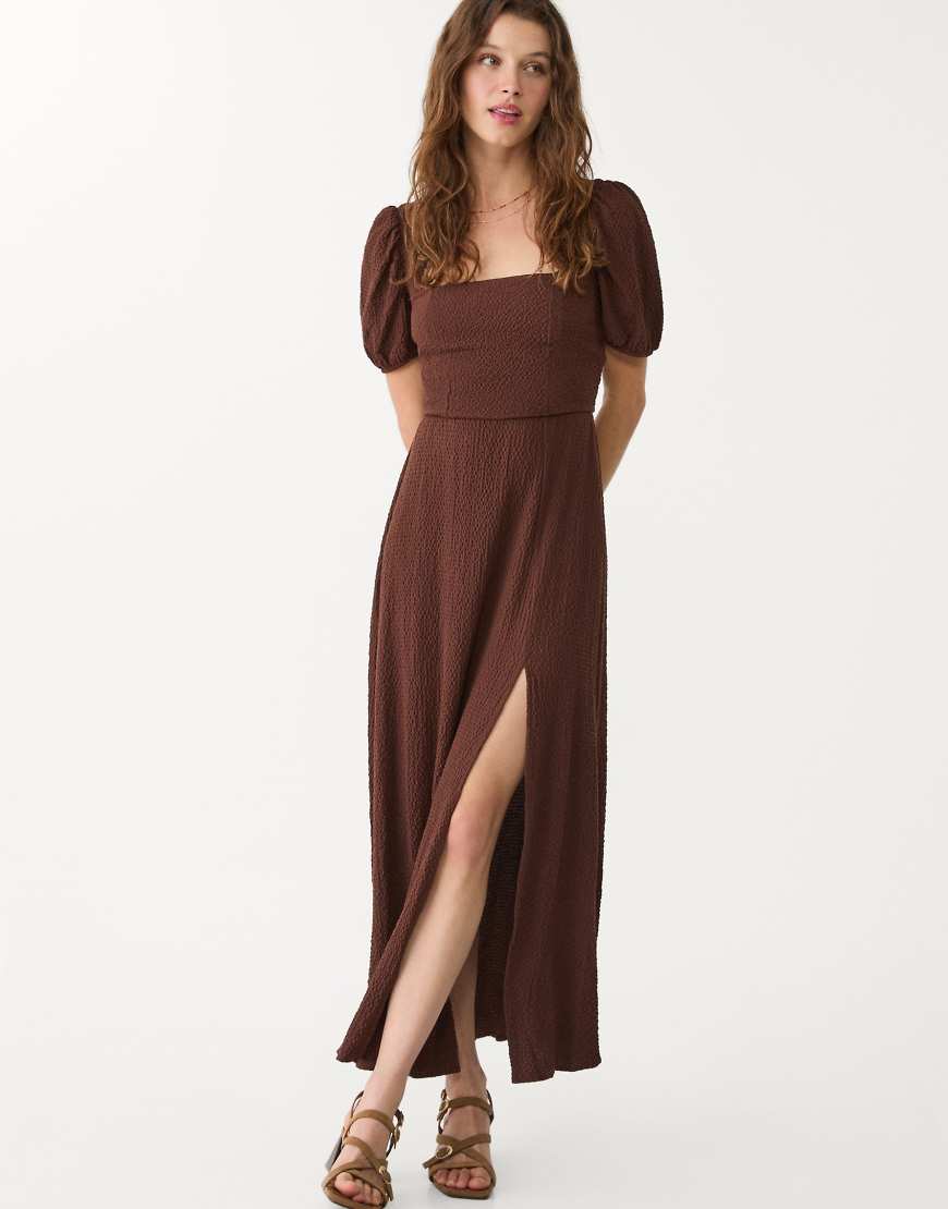 Stradivarius - Texturiertes Milchmädchen-Maxikleid in Braun mit überkreuztem Design auf der Rückseite Stradivarius - Texturiertes Milchmädchen-Maxikleid in Braun mit überkreuztem Design auf der Rückseite von Stradivarius