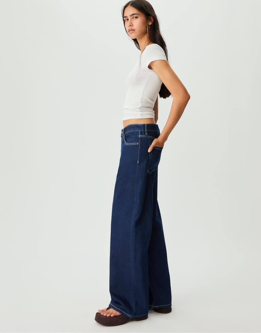 Stradivarius - Tief sitzende, weite Jeans in blauer Rinse-Waschung von Stradivarius