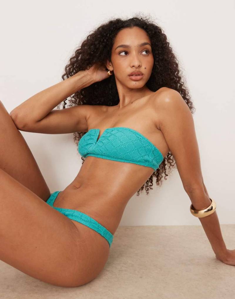 Stradivarius - Trägerloses, besticktes Bikinioberteil in Blau mit V-Detail von Stradivarius