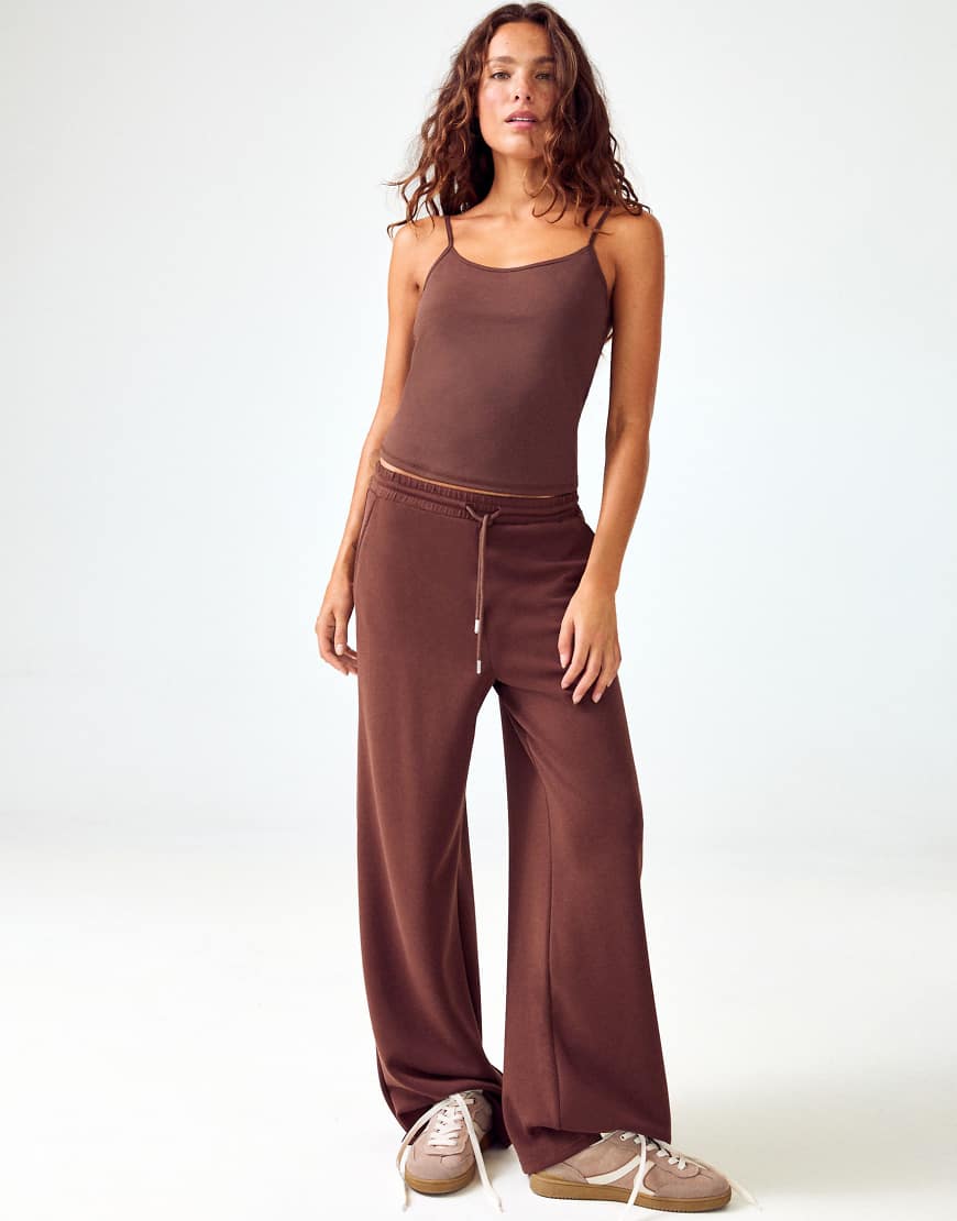 Stradivarius - Trägerloses Basic-Tanktop in Braun Stradivarius - Trägerloses Basic-Tanktop in Braun von Stradivarius