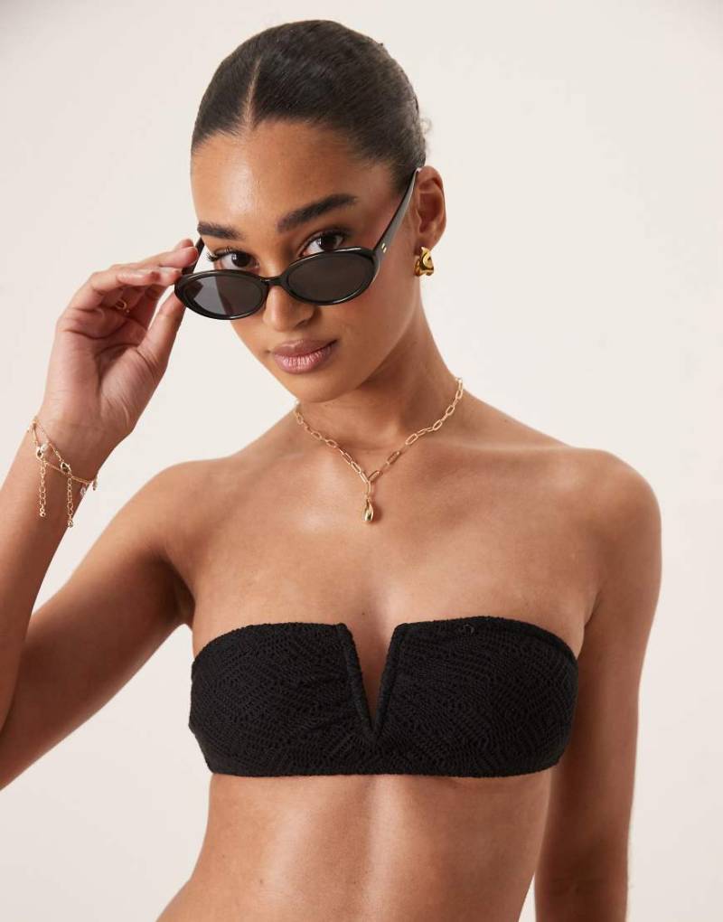 Stradivarius - Trägerloses Bikinioberteil mit Häkel-Design in Schwarz von Stradivarius
