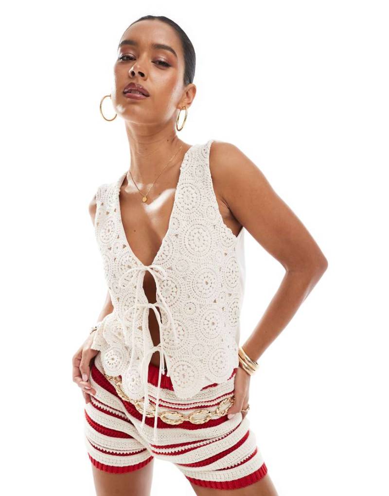 Stradivarius - Trägertop aus Häkelware in Stone mit Kontrastdetails-Neutral von Stradivarius