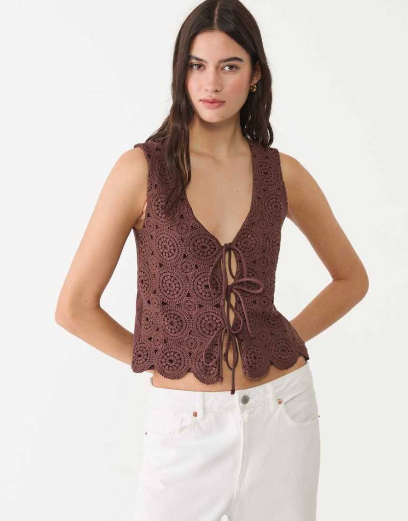 Stradivarius - Trägertop in Braun mit kontrastierendem Häkel-Design von Stradivarius