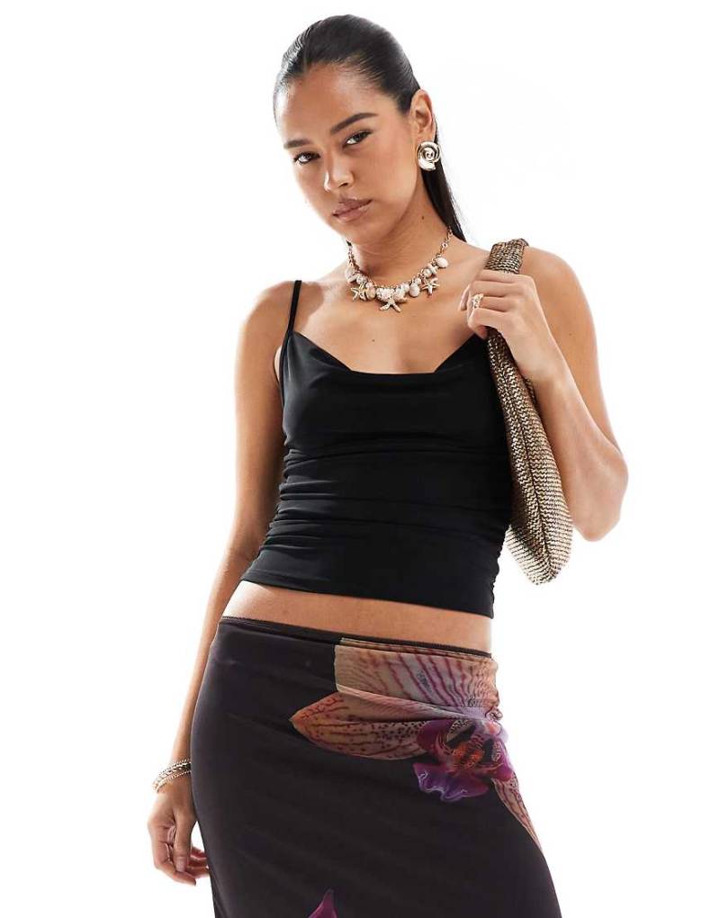 Stradivarius - Trägertop in Schwarz mit Wasserfallausschnitt von Stradivarius