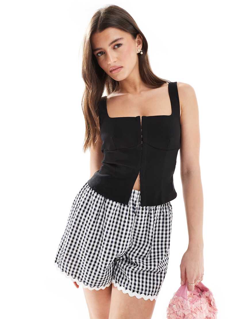 Stradivarius - Trägertop in Schwarz mit eckigem Ausschnitt von Stradivarius