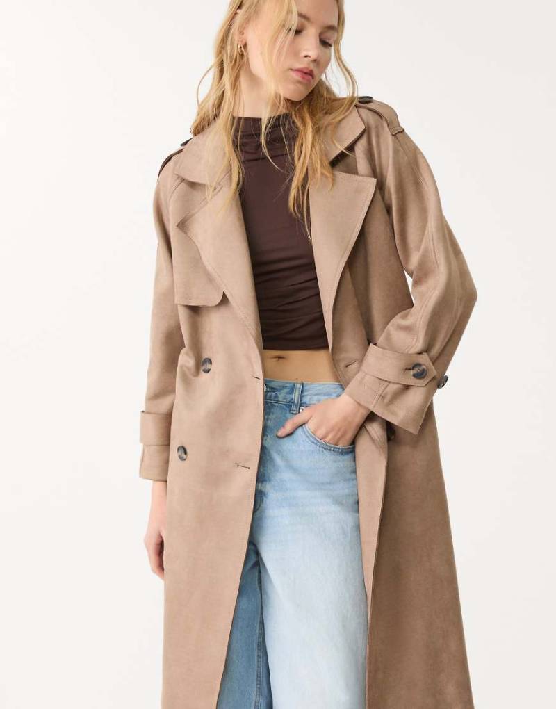 Stradivarius - Trenchcoat aus Wildlederimitat in Karamell-Braun von Stradivarius