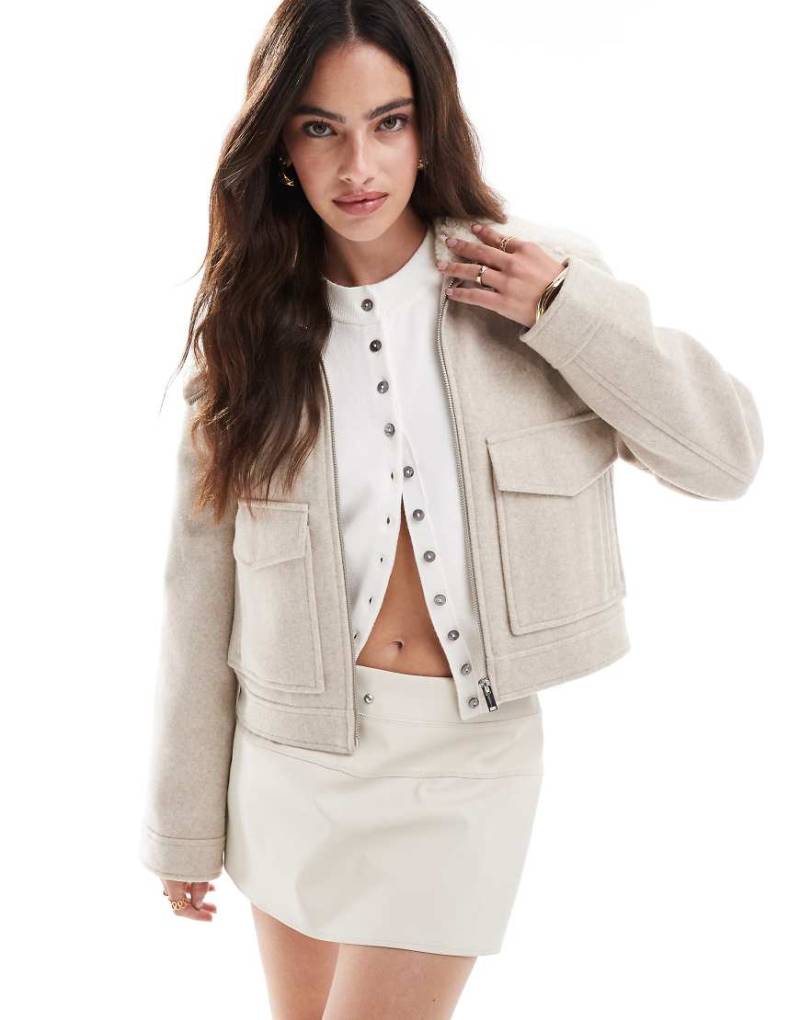 Stradivarius - Trucker-Jacke in Beige mit Teddyfell-Kragen-Neutral Stradivarius - Trucker-Jacke in Beige mit Teddyfell-Kragen-Neutral von Stradivarius