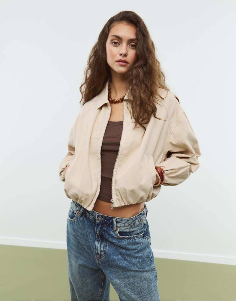 Stradivarius - Twill-Ballonjacke in Steinbeige-Weiß von Stradivarius
