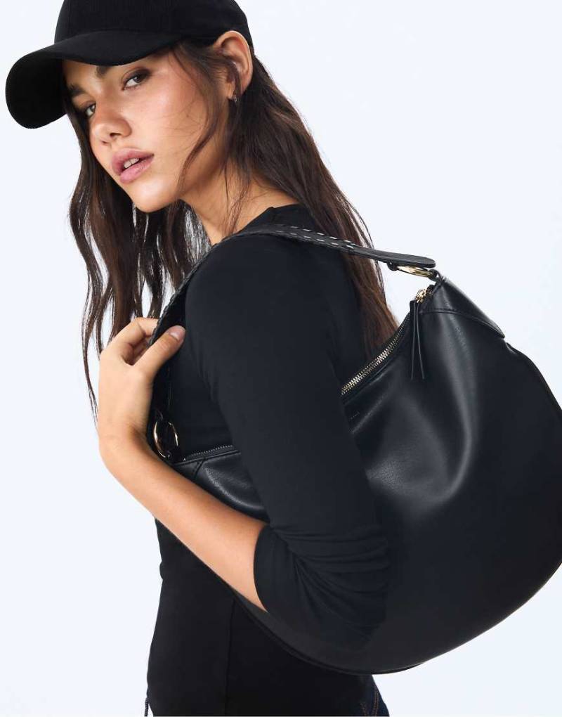 Stradivarius - Umhängetasche aus Kontrast-Wildlederimitat in Schwarz mit geflochtenem Trageriemen von Stradivarius