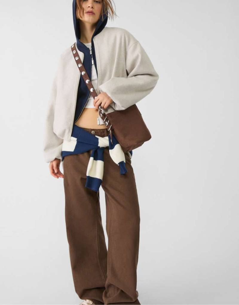 Stradivarius - Umhängetasche aus braunem Wildlederimitat mit Riemendetail von Stradivarius