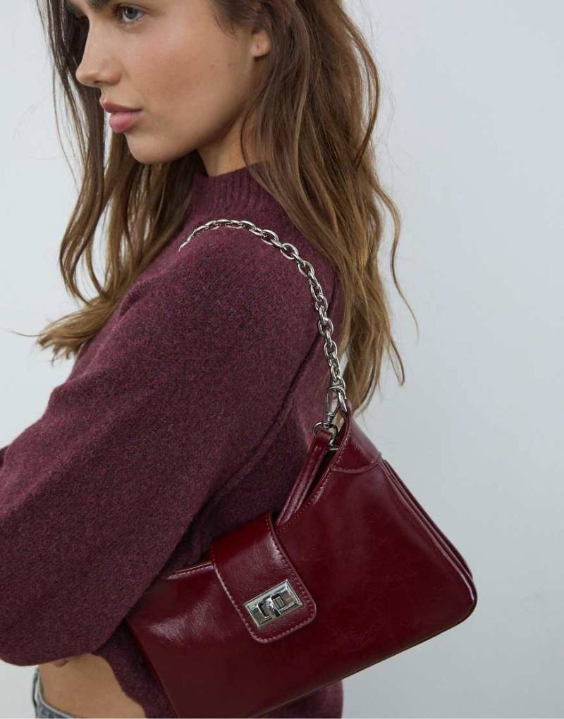 Stradivarius - Umhängetasche in Burgunderrot mit Metallverschluss von Stradivarius