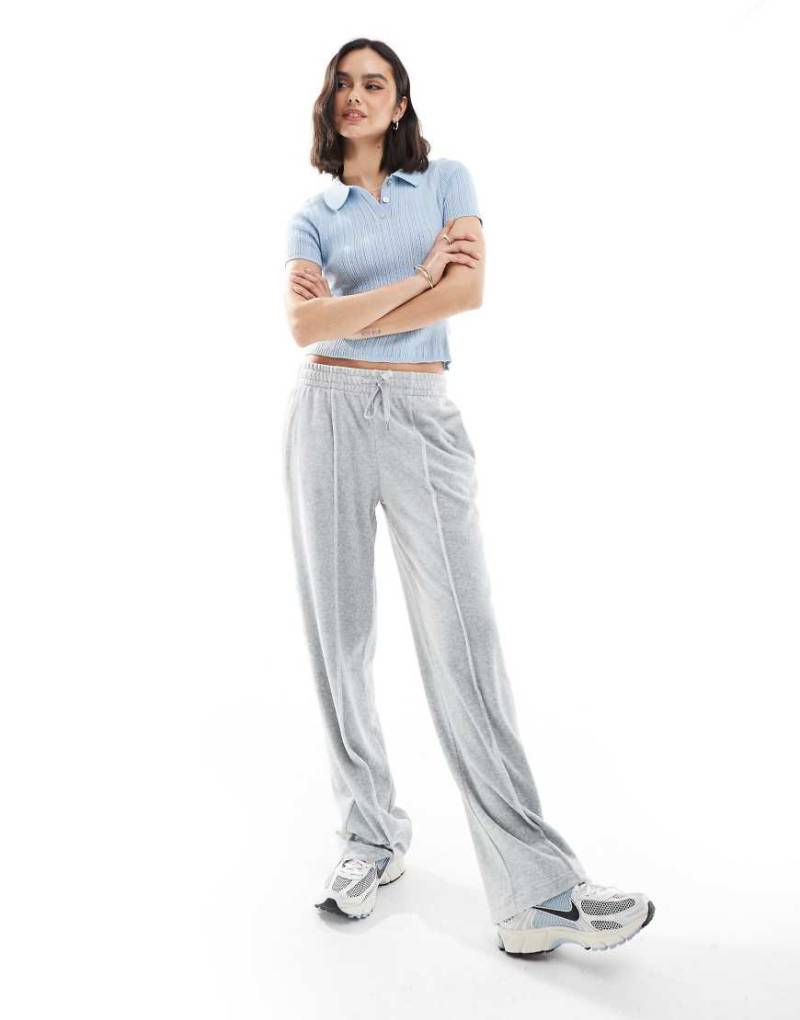 Stradivarius - Velours-Jogginghose in Grau mit Ziernaht vorne von Stradivarius