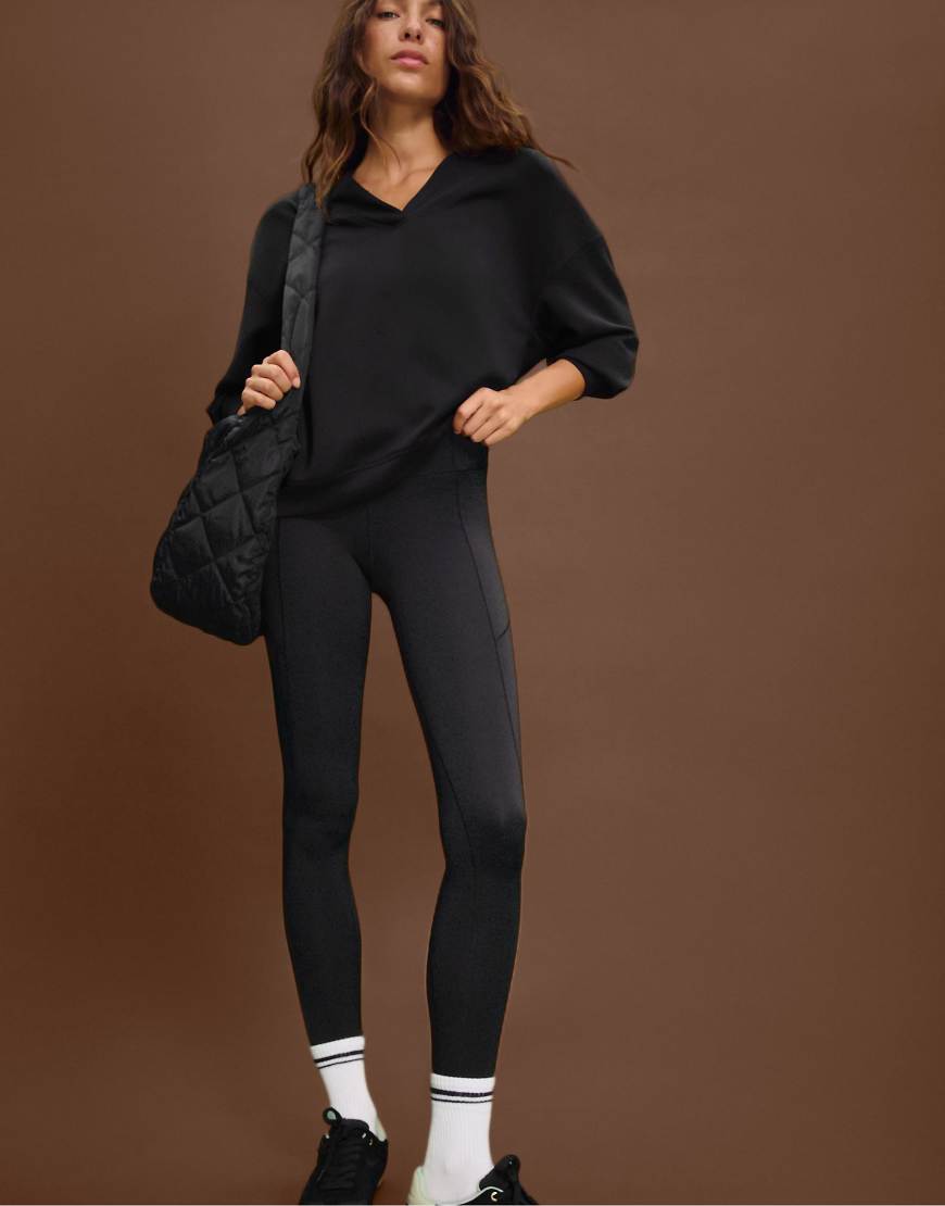 Stradivarius - Verkürzte Leggings in Schwarz mit Cut-Out von Stradivarius