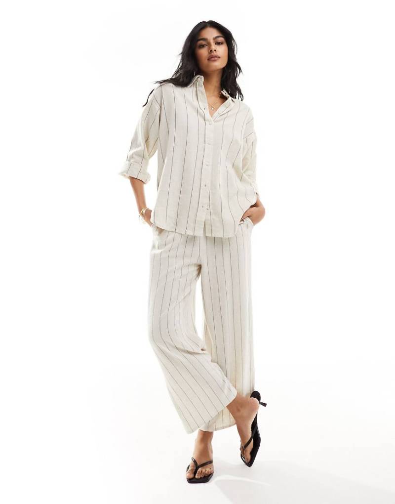 Stradivarius - Verkürzte Pull-on-Hose in Hellbeige mit Leinenoptik und Streifen-Weiß von Stradivarius