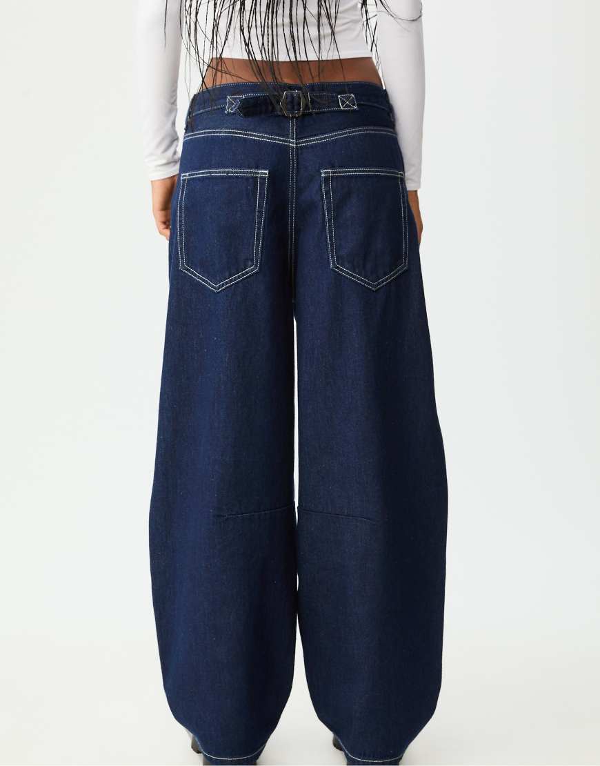 Stradivarius - Verstellbare Barrel-Fit-Jeans aus Denim in Rinse-Blau Stradivarius - Verstellbare Barrel-Fit-Jeans aus Denim in Rinse-Blau von Stradivarius