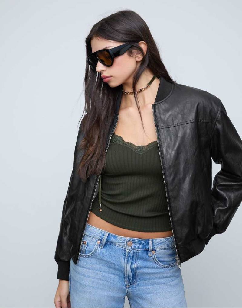 Stradivarius - Wattierte Bomberjacke in schwarzer Lederoptik von Stradivarius