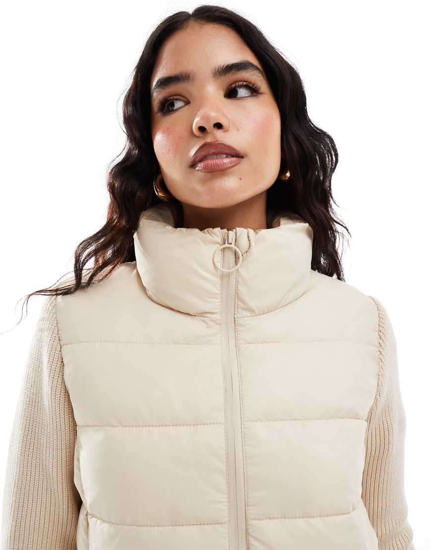 Stradivarius - Wattierte Jacke in Beige mit Ärmeln aus Strick-Neutral von Stradivarius
