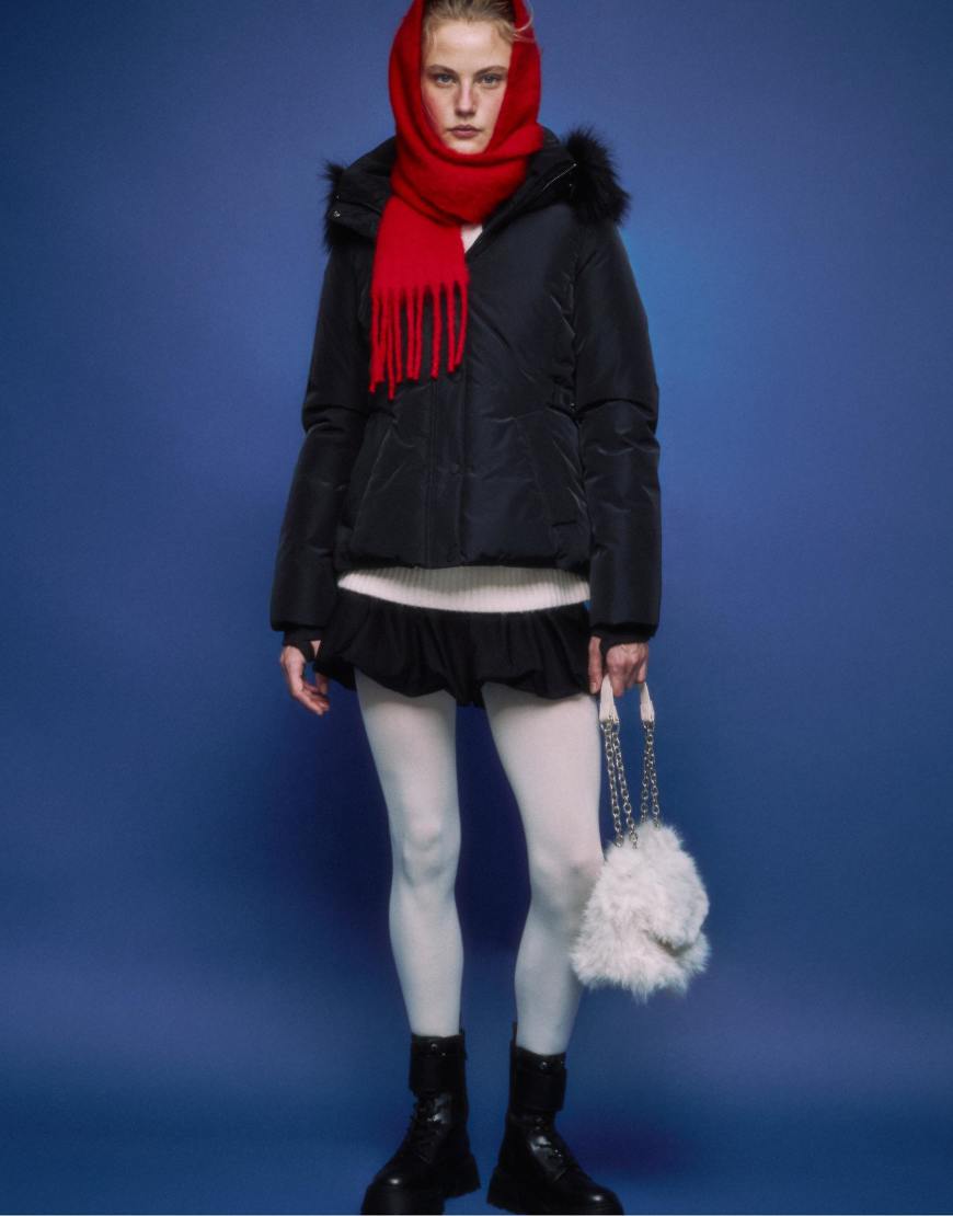 Stradivarius - Wattierte Slim-Fit-Jacke in Schwarz mit Kapuze mit Kunstpelz-Besatz von Stradivarius