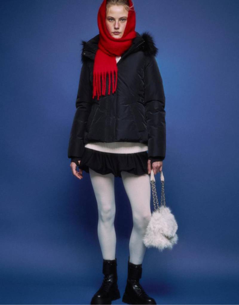 Stradivarius - Wattierte Slim-Fit-Jacke in Schwarz mit Kapuze mit Kunstpelz-Besatz von Stradivarius